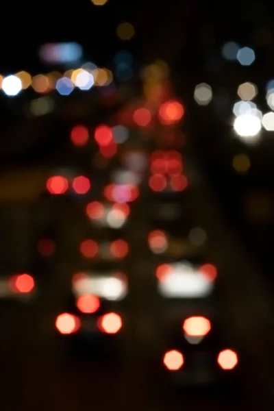 Bokeh 晚上街上的车灯 — 图库照片