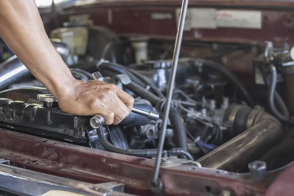 Рука Людини Яка Ремонтує Двигун Зламаного Автомобіля — стокове фото