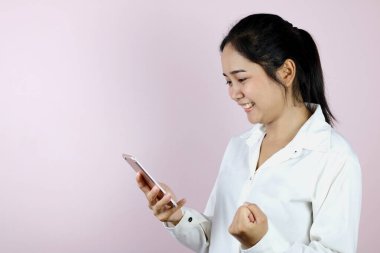 Asyalı kadınlar telefona bakar ve mutlu olurlar.