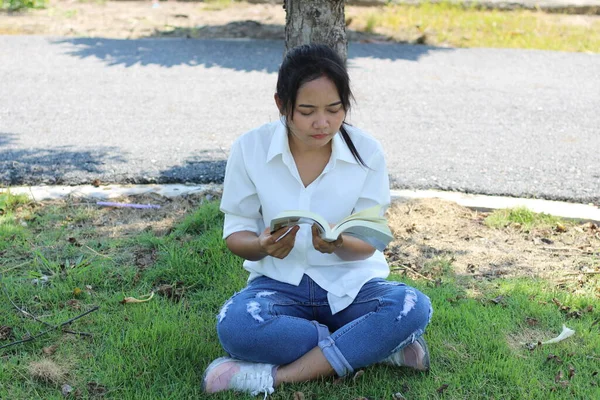 Une Femme Lisant Dans Parc — Photo