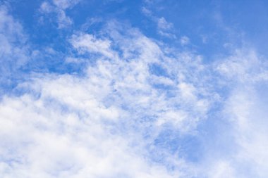 Mavi gökyüzü ve gündüz bulutları