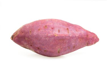 Beyaz arka planda izole edilmiş kırmızı tatlı patates.