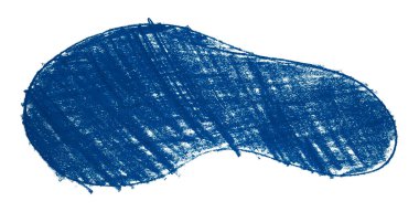 Beyaz arkaplanda soyut mavi tebeşir damlası şekli izole edilmiş organik renkli kalemler