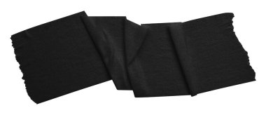 Siyah buruşmuş yırtık bant beyaz arkaplanda izole edilmiş.