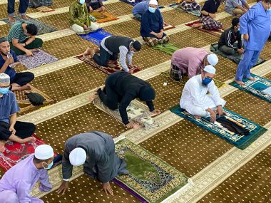 Kuala Lumpur, Malezya - 12 Nisan 2021: Müslümanlar kutsal Ramazan ayında camide tarawih akşam namazı kılarken sosyal uzaklık uygulaması yapıyorlar