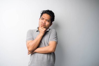 Genç Asyalı adamın portresi, heyecan verici, mutlu yüz ifadesi, yeni bir reklam fikri. izole edilmiş seçici odak.