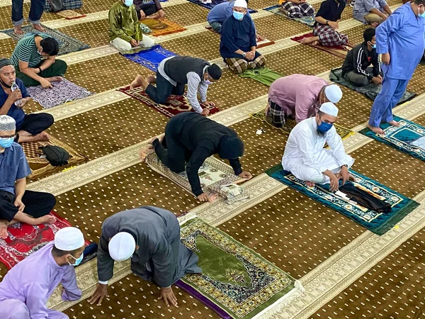 Kuala Lumpur Malaysia April 2021 Orang Muslim Berlatih Jarak Sosial — Stok Foto