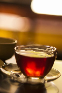 Masada cam bardakta sıcak çay 