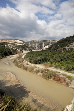 karayolu inşaatı ve akan dere