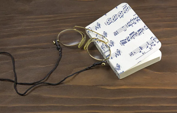 Gözlük ve müzik defter