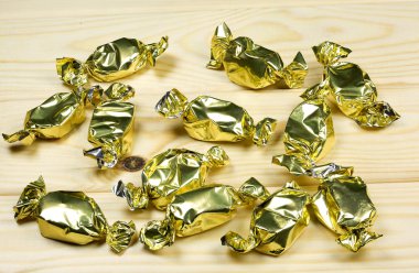 Ahşap üzerine sarılmış toffees