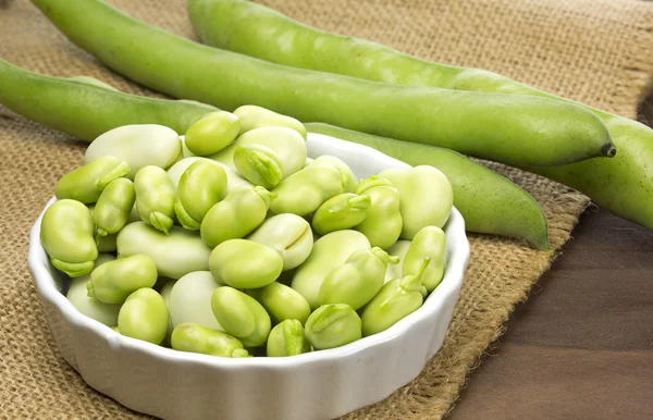 Seramik bir tencerede taze bakla