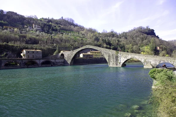 Μαγδαληνή γέφυρα πάνω από τον ποταμό Serchio — Φωτογραφία Αρχείου