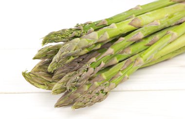 Beyaz ahşap zemin üzerinde kuşkonmaz