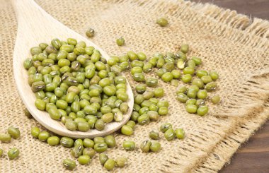 Tahta kaşıkta yeşil fasulye