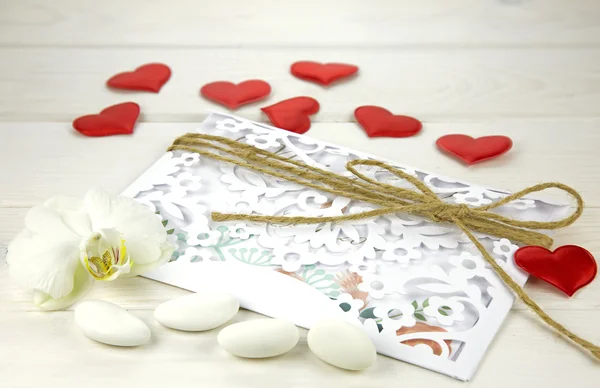 Düğün kartı konfeti ile