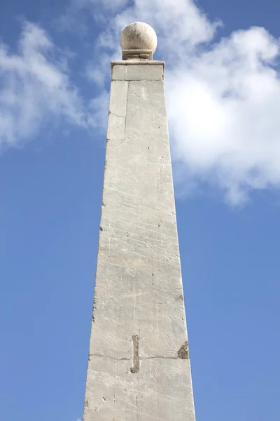 Obelisco no céu azul — Fotografia de Stock