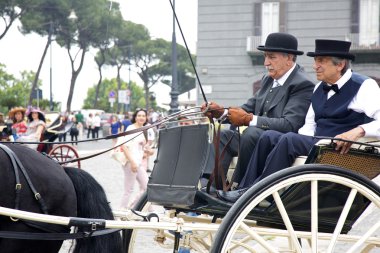 Partecipants geleneksel arabaları historica geçit