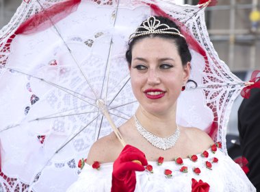 Tarihi geçit güzel katılımcı