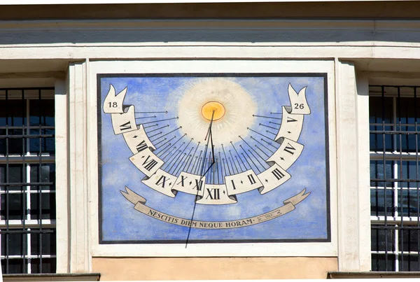 Cephe bina antik güneş saati 