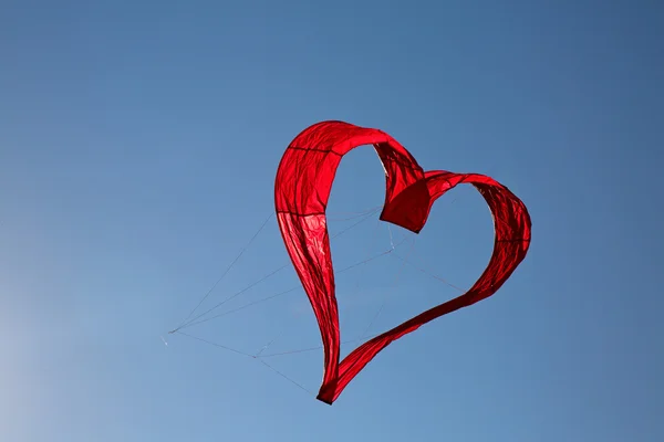 Uçurtma gökyüzünde uçuyor