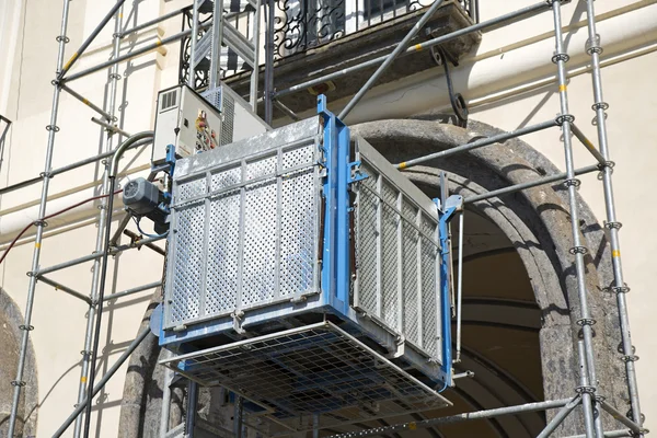 Tarihi bina cephesinde dış Asansör