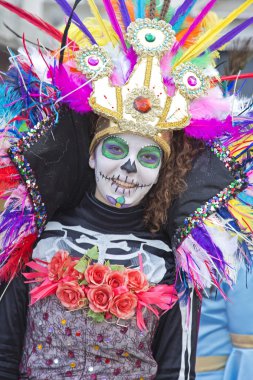 Karnaval kostümü ile genç kız