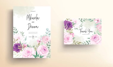 Güzel çiçek süslemeleri olan güzel düğün davetiyeleri.
