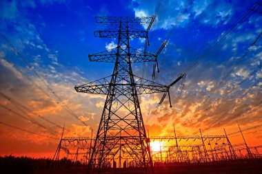 Elektrik kulesi, gün batımında siluet.