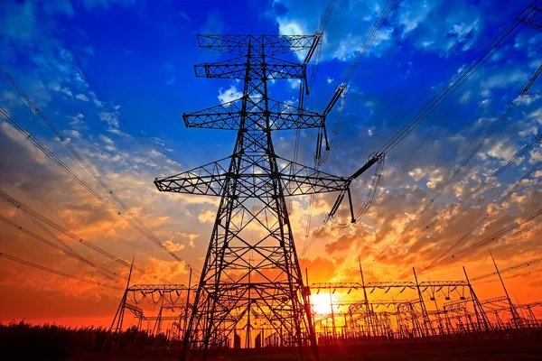 Elektrik kulesi, gün batımında siluet.