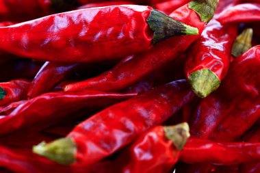 Kırmızı biberin beyaz arka planında izole edilmiş 