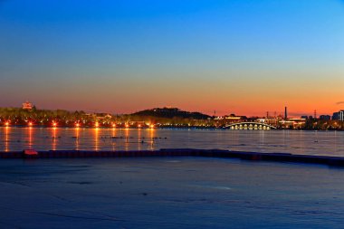 Kuzey Çin 'de akşamları antik mimari, göl kenarında.