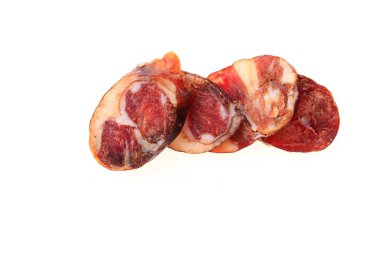 Beyaz arka planda sosisler