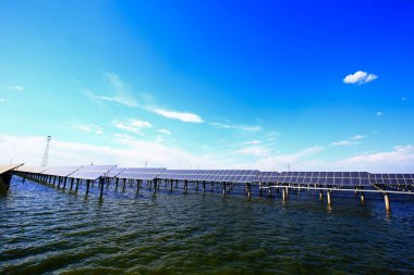 Suyun üzerindeki güneş panelleri