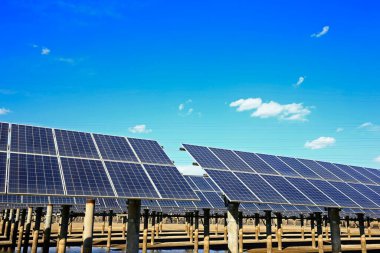 Suyun üzerindeki güneş panelleri