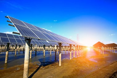 Suyun üzerindeki güneş panelleri