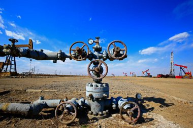 Yağ boruları ve vanalar.