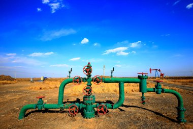 Yağ boruları ve vanalar.