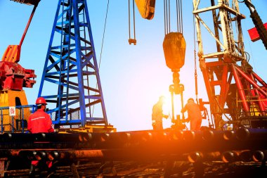 Petrol işçileri çalışıyor.