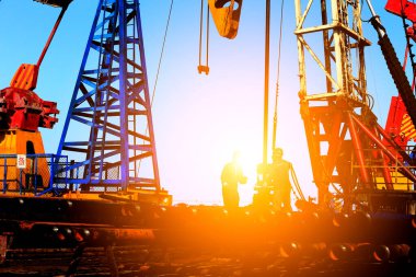 Petrol işçileri çalışıyor.