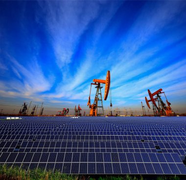 Temiz enerji kavramı, güneş panelleri ve günbatımı ile yağ pompası