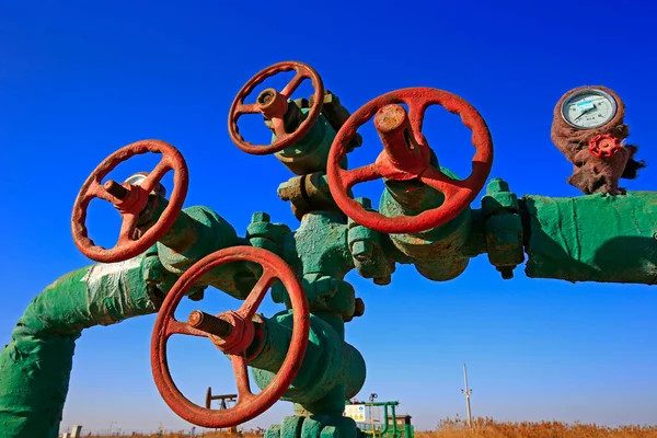 Oil pipes and valves