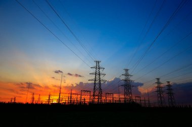 Elektrik kulesi, gün batımında siluet.