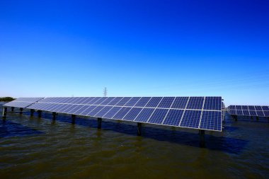 Su üzerindeki güneş panelleri