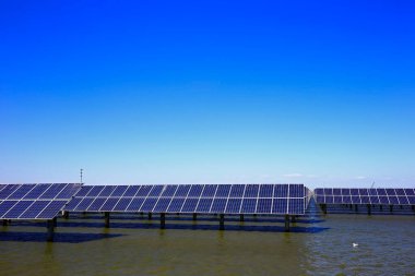 Su üzerindeki güneş panelleri