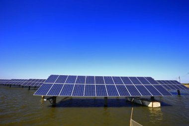 Su üzerindeki güneş panelleri
