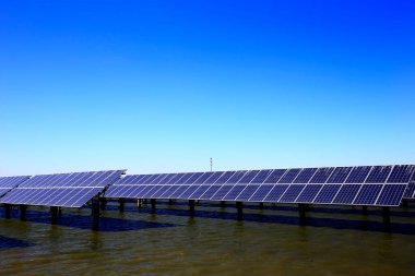 Su üzerindeki güneş panelleri