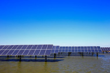 Su üzerindeki güneş panelleri