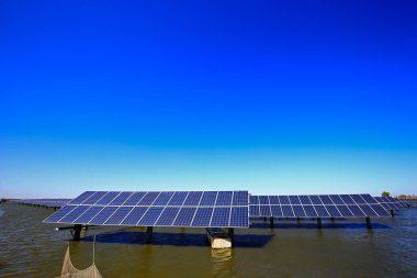 Su üzerindeki güneş panelleri