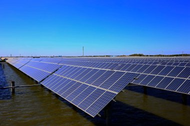 Su üzerindeki güneş panelleri